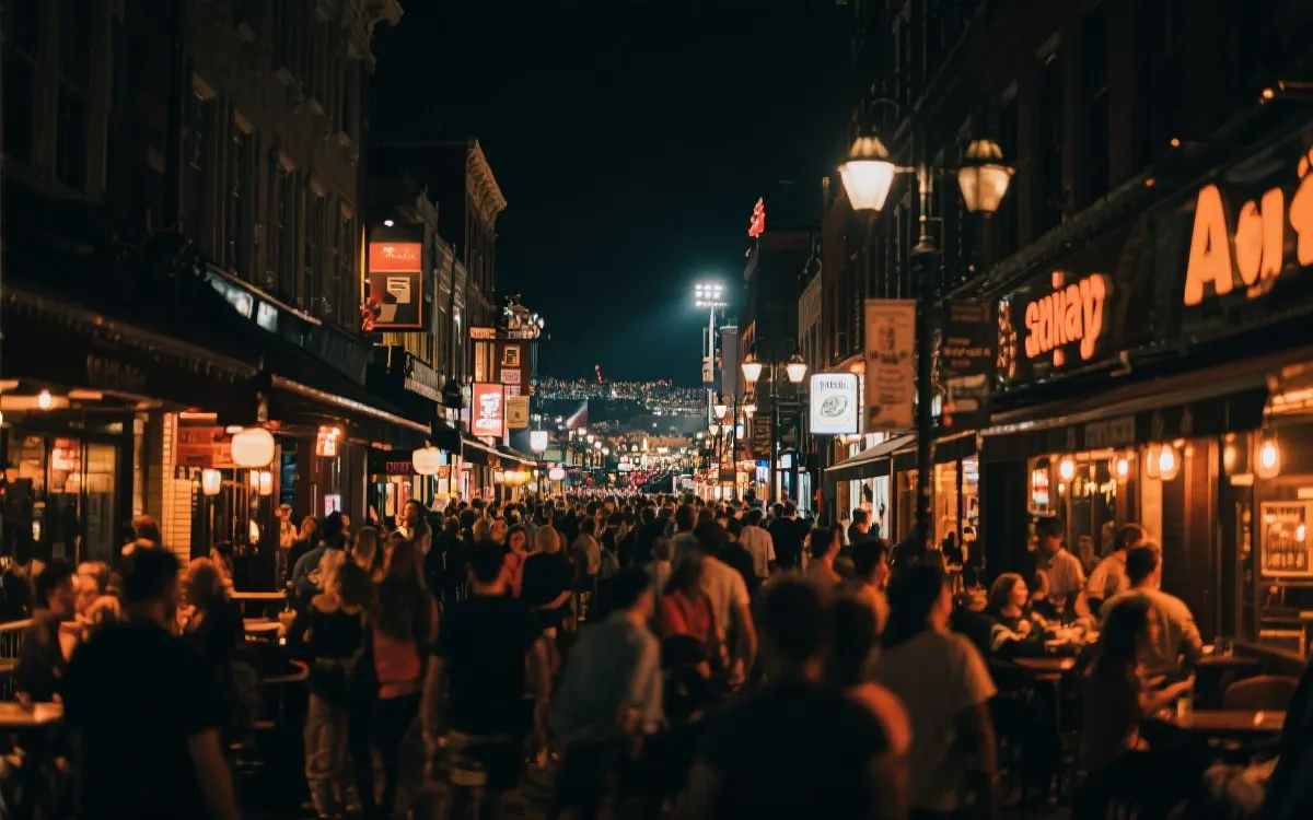 比赛日夜间街区餐饮与零售繁忙场景，灯光温暖，人群流动
